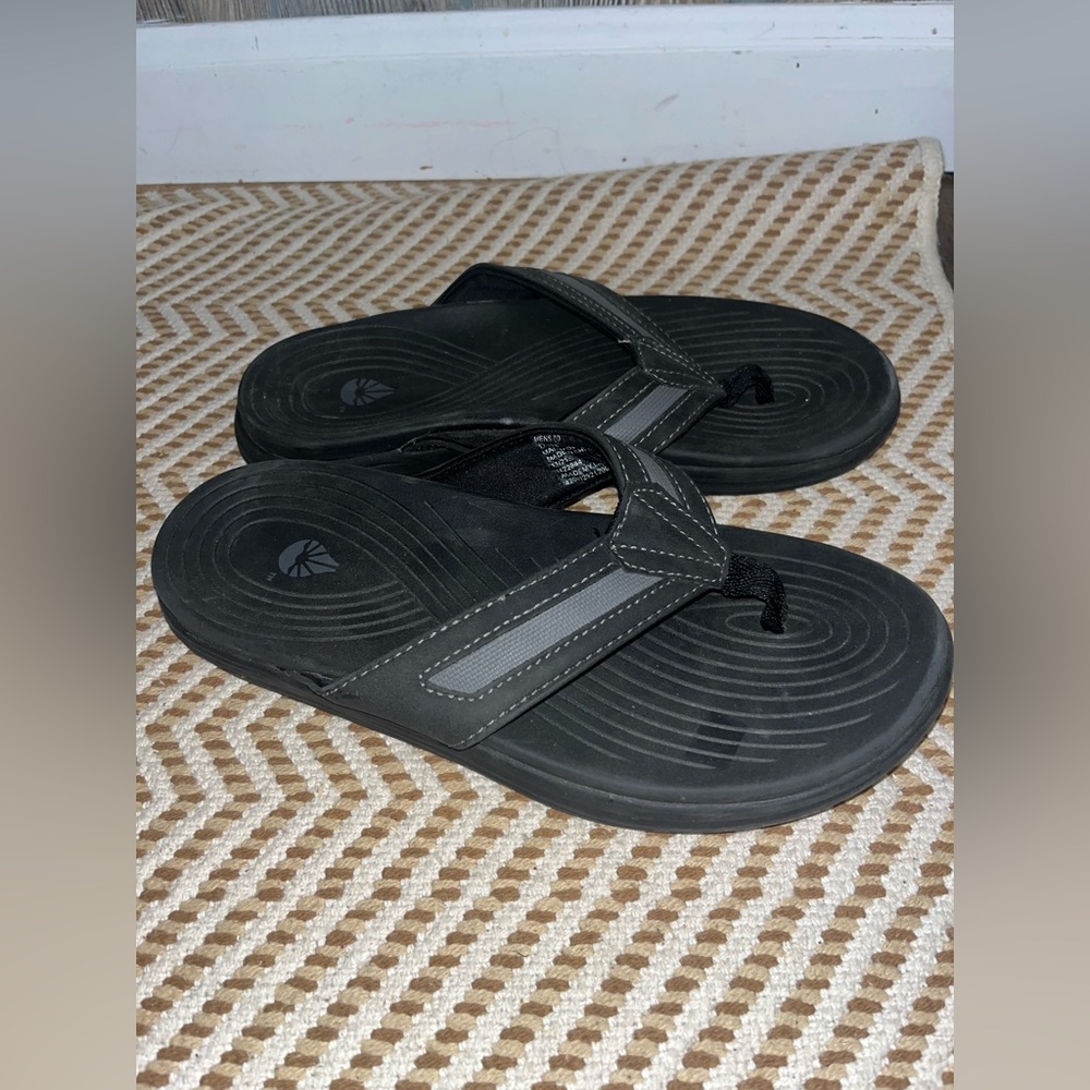 O’Rageous men’s size 7 black and gray flip flops EUC